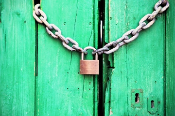 Dauerhaft geschlossen: Die Insolvenzwelle droht auch die Kunststoffindustrie mitzureißen (Foto: Pexels, Life Of Pix)