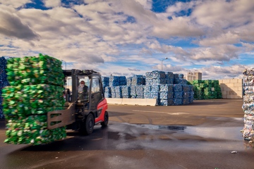 Blick in das Außenlager: Investitionen sind in die automatisierte Ballenöffnung geplant (Foto: Andi Bruckner)
