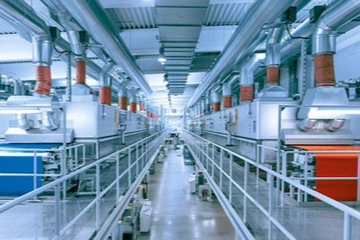 Blick in die Hallen: das Werk in Oranienburg (Foto: Orafol)