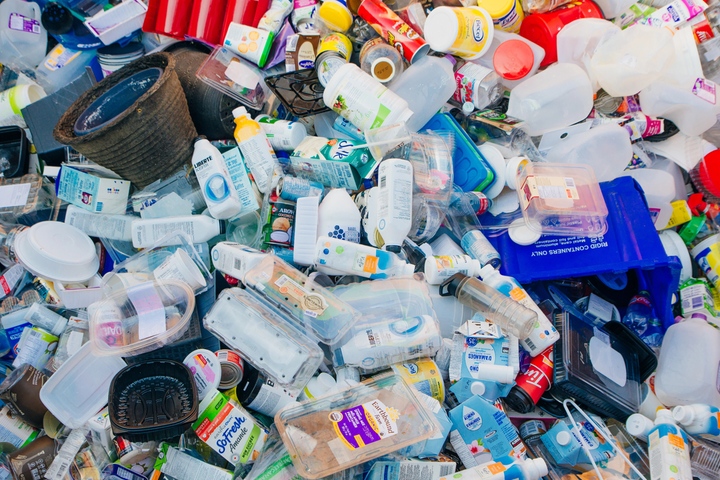 Verpackungsabfall: 2024 wurden knapp 71 Prozent aller Kunststoffverpackungen aus der „Gelben Tonne“ recycelt (Foto: smarterpix/ibrester)