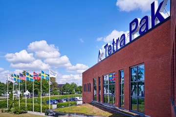 Die Fahnen wehen schon: 2027 soll die Pilotanlage für Verpackungsbarrieren in Betrieb gehen (Foto: Tetra Pak)