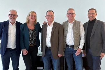 Nach dem Deal: Winfried Traub (2.v.r.), der Geschäftsführer von Soprema Deutschland, mit (v.l.n.r.) Michael Binné, Soprema-Sprecherin Kristina Milosch, Thilo Binné und Christophe Feist, dem Soprema-Manager für Zentral- und Osteuropa (Foto: Soprema)