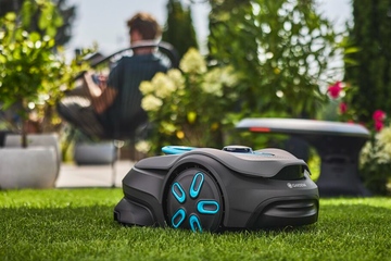 Damit er nicht in Nachbars Garten landet ...: Mähroboter mit integrierter Kamera und KI-gestützter Navigation (Foto: Gardena)