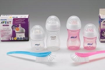 Babyflaschen-Sets: links das Original, rechts die Fälschung (Foto: Plagiarius)