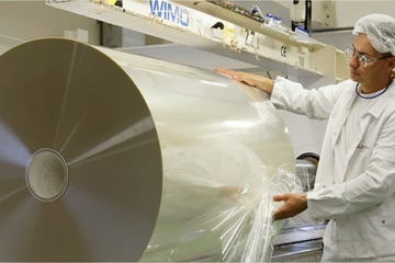 Biaxial orientierte PET-Folien sind die Spezialität des Wiesbadener Werks von Mitsubishi Polyester Film (Foto: MPF)