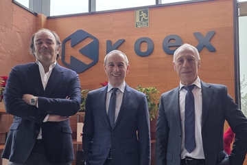 Der Deal steht: Luis Astorqui (kaufmännischer Direktor von Koex), Brian O’Sullivan (Gründer und Eigentümer von Zeus) und Sebastian Perez (Geschäftsführer Koex, v. li.; Foto: Zeus)