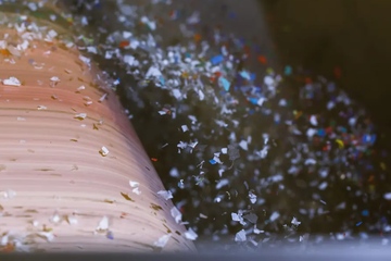 Vorsortierte Kunststoffflakes: Die Vorwärtsintegration in Richtung Rohstofferzeugung stockt in Deutschland (Foto: Tomra)