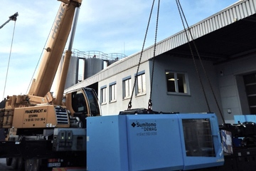 Schwebelast: Anlieferung der neuen Spritzgießmaschine (Foto: Mawick)