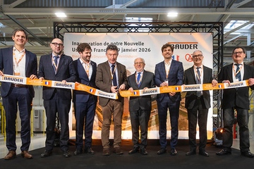 Bei der offiziellen Eröffnung: Mark Bauder (li.), Tim Bauder (3.v.l.) und Jan Bauder (3.v.r.) in Drusenheim (Foto: Bauder)