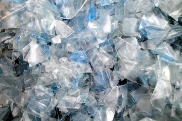 Günstige Polyolefin-Primärware – auch aus China – sorgt dafür, dass Recyclingziele zurückgenommen werden (Foto: KI)