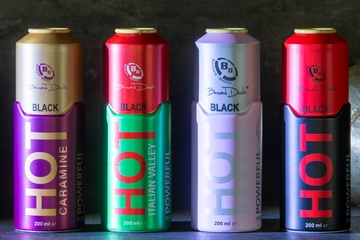 Kürzlich ausgezeichnet mit dem „Aerosol Can Award 2025“: Deo-Dosen des türkischen Herstellers Aryum für die Marke „Bernard Dimitri“ (Shaikh Mohd Saeed Group; Foto: Aerobal)