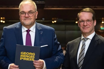 Preisträger und Preisverleiher: Markus Lüling (l.) und Prof. Dr. Christian Hopmann (Foto: IKV/DF.Fotografie)