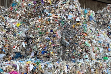 Ballen mit Kunststoffabfällen: Die Studie erfasst Produktions- und Verwertungsmengen (Foto: KI)