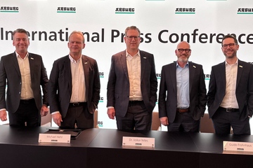 Tobias Baur, Geschäftsführer Vertrieb und After Sales, Michael Hehl, geschäftsführender Gesellschafter und Sprecher der Geschäftsführung, Dr. Volker Nilles, Vorsitzender der Geschäftsführung, Guido Frohnhaus, Geschäftsführer Technik, Steffen Kroner, Geschäftsführer Finanzen, Controlling, IT und Global HR (v.l.n.r.; Foto: KI)