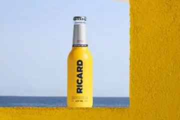 Spirituosenflasche mit Sleeve-Etikett (Kunde: Pernod Ricard): Die Folienhülle besteht zu 30 Prozent aus Rezyklat (PCR; Foto: Sleever International)