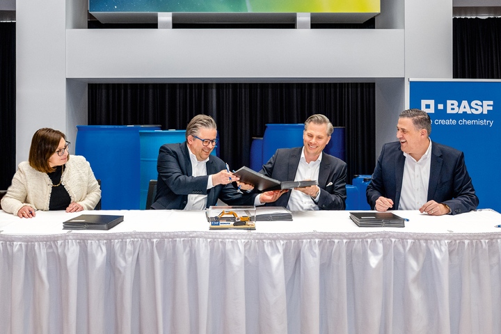 Vertrag unterzeichnet: Tülin Ersari (VP Controlling und Strategie für Europäische Verbundstandorte bei BASF), Helmut Winterling (President Europäische Verbundstandorte bei BASF), Oliver Helling (Sales Director EMEA & Head of Global KAM bei Schütz) und Veit Enders (Mitglied der Geschäftsführung der Schütz-Gruppe; v.li.; Foto: Schütz)