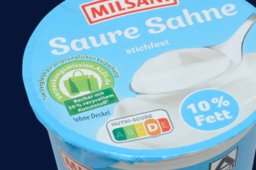 Bereits im Handel: Mopro-Becher aus Polystyrol mit 30 Prozent Rezyklatanteil (Foto: Ineos Styrolution/Theo Müller)