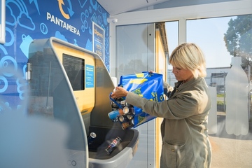 Alles auf einmal einwerfen statt Flasche für Flasche – spart in Schweden Zeit und Aufwand (Foto: Anders Ristenstrand)
