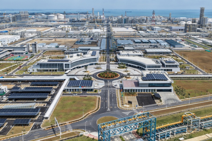 Alles in allem 4 Quadratkilometer groß und zu 100 Prozent mit erneuerbarem Strom versorgt: Verbundstandort von BASF im chinesischen Zhanjiang (Foto: BASF)