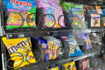 Anziehende Folienpreise: Auch Snacks für den schnellen Genuss zwischendurch dürften teurer werden (Foto: KI)