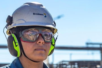 Starre Miene in bewegten Zeiten: ein Mitarbeiter des brasilianischen Polyolefin-Konzerns (Foto: Braskem)