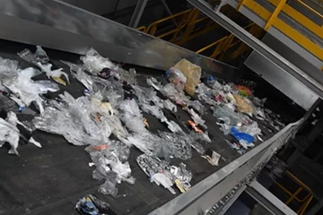 Am laufenden Band: Sortierung von Folienanfällen in Kettering (Foto: Eurokey)