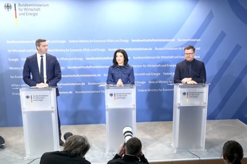 Zufrieden mit dem Auftakt der „Chemieagenda“: Bundesumweltminister Carsten Schneider (SPD), Bundeswirtschaftsministerin Katherina Reiche (CDU) und VCI-Präsident Dr. Markus Steilemann (v.r.n.l.; Screenshot: KI)