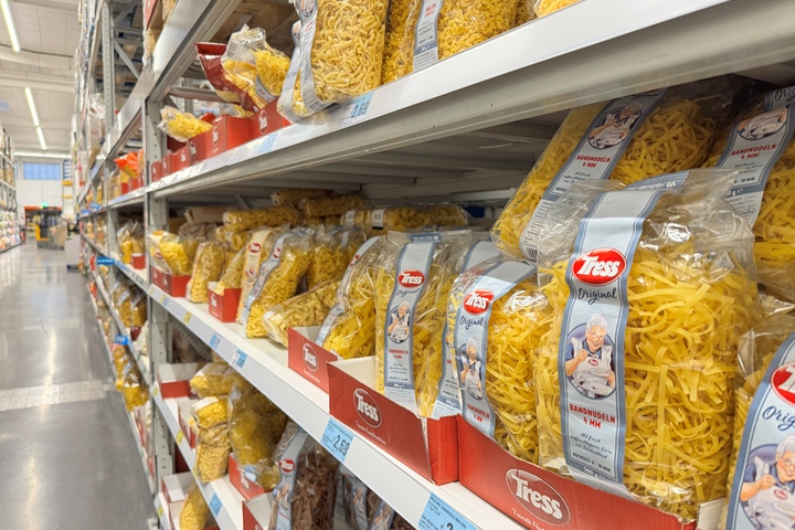 (Noch) gut gefüllte Regale treffen auf verhaltene Nachfrage: Steigende Rohstoffpreise setzen Verpackungshersteller unter Druck (Foto: KI)