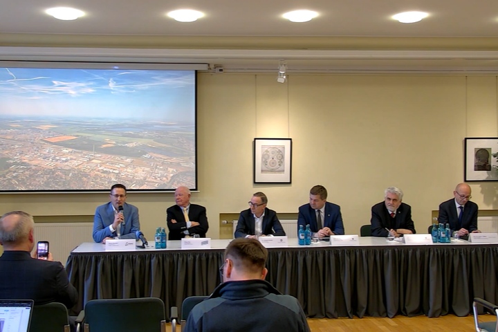 Pressekonferenz zur Rettung: Martin Naundorf (Leuna-Polyamid), Klaus Paur (Leuna-Harze), Dr. Christof Günther (InfraLeuna), Ministerpräsident Sven Schulze, Umweltminister Prof. Dr. Armin Willingmann und Insolvenzverwalter Prof. Dr. Lucas F. Flöther (v.l.n.r.; Screenshot: KI)