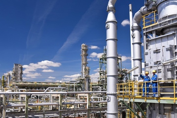 Wie geht es weiter? Zwei Mitarbeiter in einer Produktionsanlage in Brasilien (Foto: Braskem)