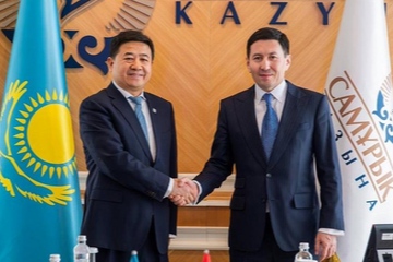 Samruk-Kazyna-CEO Nurlan Zhakupov (rechts) unterzeichnete den Bauvertrag mit einem Vertreter von Sinopec (Foto: Samruk-Kazyna)