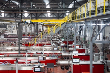 Volles Haus: Auf den Extrudern werden Fenster- und Türprofile in unterschiedlichen Geometrien und Farben hergestellt (Foto: Aluminios Cortizo)