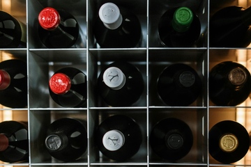 Vergleichsweise robust: Der Abverkauf von Weinflaschen (Foto: Pexels/Cottonbro)