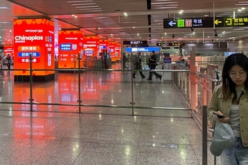 Unübersehbar: Leuchtreklame für die „Chinaplas“ in der U-Bahn von Shanghai (Foto: KI)