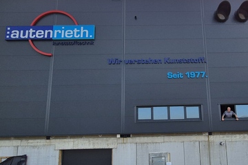 Groß und grau: der neue Erweiterungsbau (Foto: 1A Autenrieth)