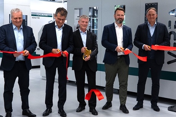 Offizielle Inbetriebnahme: Beat Aeschlimann (Head of Operation Services), Frank Mengis (COO), Andreas Danner (Head of Tool Manufacturing), Jan Pircher (Architekt) und CEO Simon Michel (v.li.; Foto: Ypsomed)