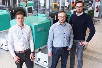 Inbetriebnahme der neuen Anlagen im Technikum: Lars Schulze (Leiter F&E und Produktentwicklung, Grafe), Michael Friedl (Arburg) und Sebastian Grafe (Leiter Vertrieb; v.li.; Foto: Grafe)