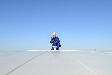 Kontrollgang auf dem Dach eines Toluol-Tanks: Welche Auswirkungen der Nahost-Konflikt auf die Energie- und Rohstoffpreise – und damit auch auf die Geschäfte der BASF – hat, kann der Konzern noch nicht abschätzen (Foto: BASF)