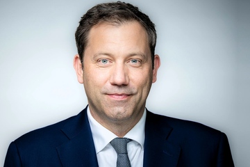 Sorgt mit seinen Plänen für eine Plastiksteuer für Ärger in der Branche: Bundesfinanzminister Lars Klingbeil (Foto: Bundesregierung/Jesco Denzel)