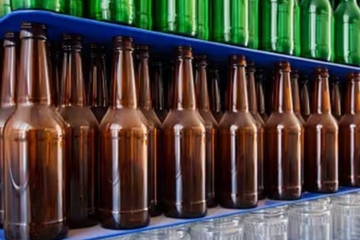 Millionenfach im Einsatz: Kunststoff-Zwischenlagen für die Behälterglasindustrie (Foto: Cartonplast)