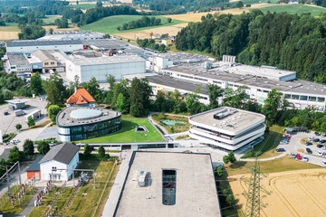 Aus der Vogelperspektive: das Firmenareal in Kremsmünster (Oberösterreich; Foto: Greiner)