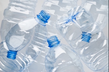 Flaschen: ein zentraler Anwendungsbereich von PET (Foto: Fotolia/itestro)