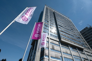 Sonnenschein über der Konzernzentrale: Der deutsche Chemiekonzern glaubt an seine Umsatzprognose (Foto: Evonik)