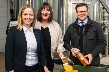 Bei der Eröffnung: Traceless-Gründerin Anne Lamp, Katharina Fegebank (Umweltsenatorin Hamburg) und Bundesumweltminister Carsten Schneider (v.li.; Foto: Traceless/Jonas Walter)