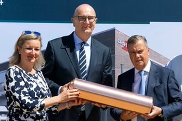 Millioneninvestition: Orafol-Chef Holger Loclair, Ministerpräsident Dietmar Woidke und Wirtschaftsministerin Martina Klement mit der Kapsel für die Grundsteinlegung (v.r.; Foto: Orafol)