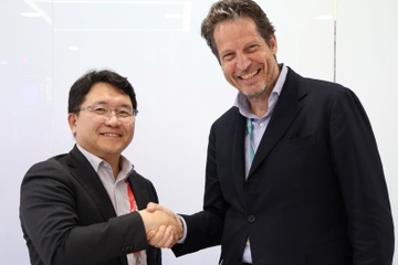 Besiegeln die Zusammenarbeit: Steve Kim (li.) und Carsten Harms (Foto: Omya)