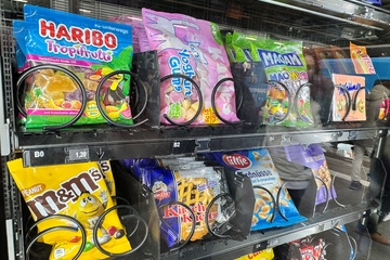 Snacks in Kunststoffverpackungen: Die geplante Plastikabgabe sorgt in der Industrie für Kritik (Foto: KI)