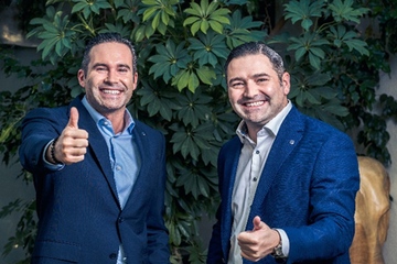 Mario Haidlmair (l.), CEO, und sein Bruder Rene Haidlmair, Personalvorstand, zeigen sich mit der Entwicklung der Unternehmensgruppe zufrieden (Foto: Haidlmair)