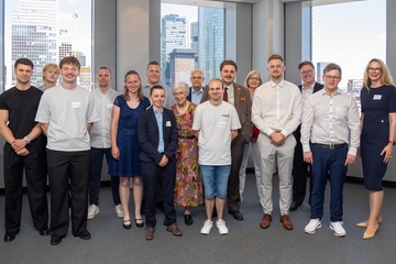 So sehen Sieger aus: die Preisträger des Günter-Schwank-Preises 2026 und ihre Laudatoren (Foto: pro-K)