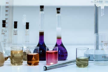 Forschungsintensiv: Geschäft mit Acrylsäure (Foto: Pexels/Mikhail Nilov)